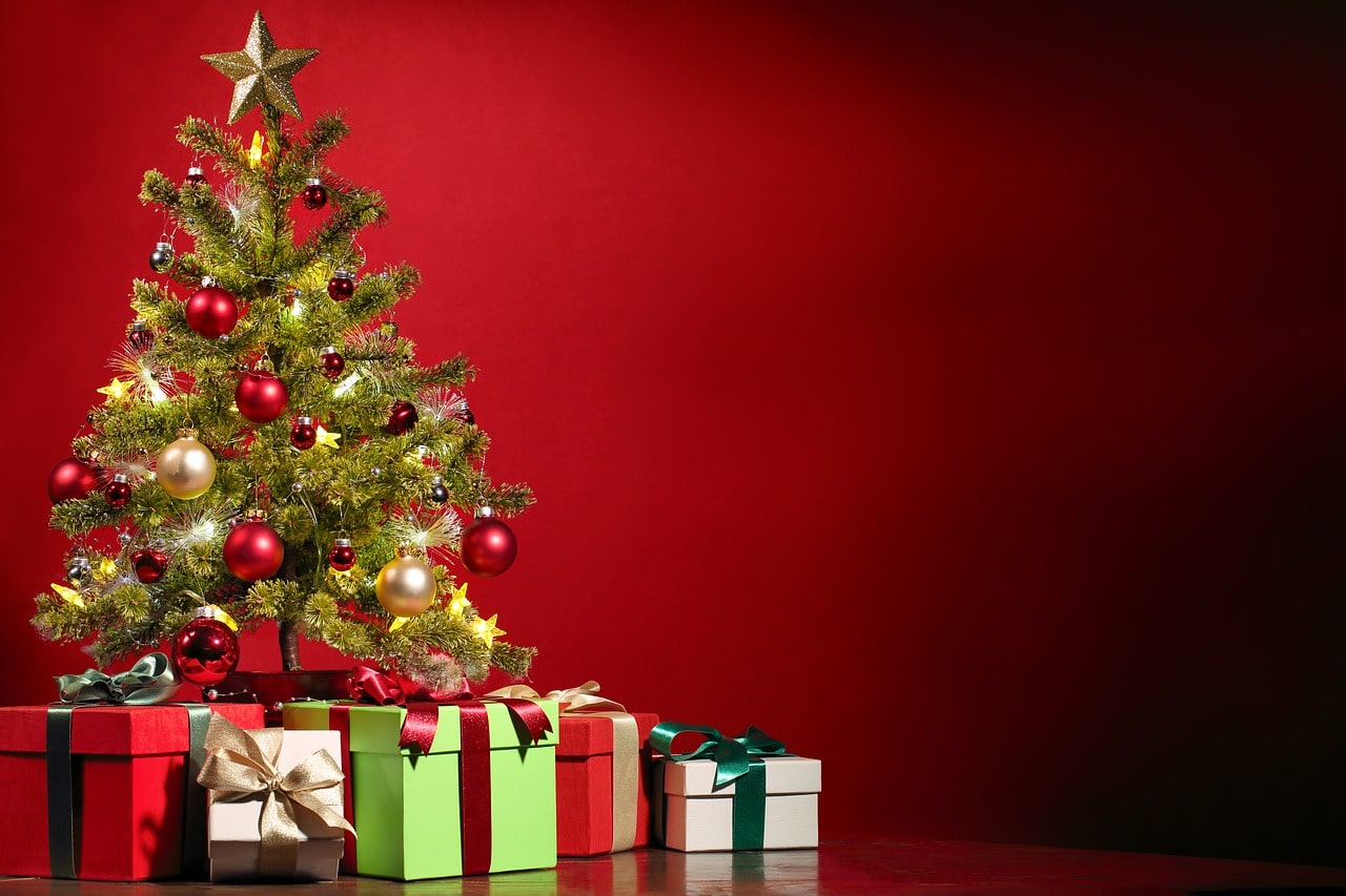 Gift box with a mug, wallet, watch, and winter accessories for dads